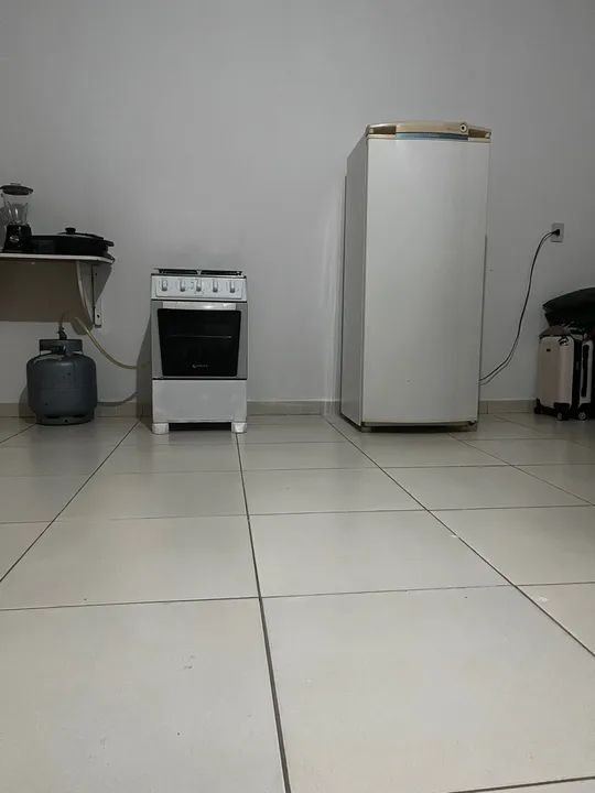 Geladeira e fogão em ótimo estado