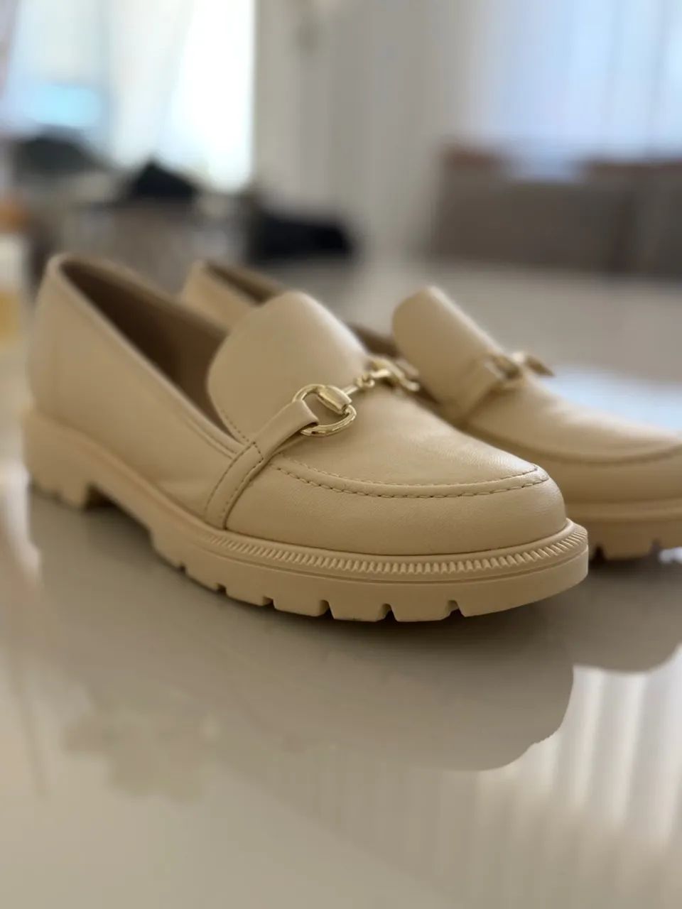 Loafer Bege com Detalhe Dourado - Foto 2