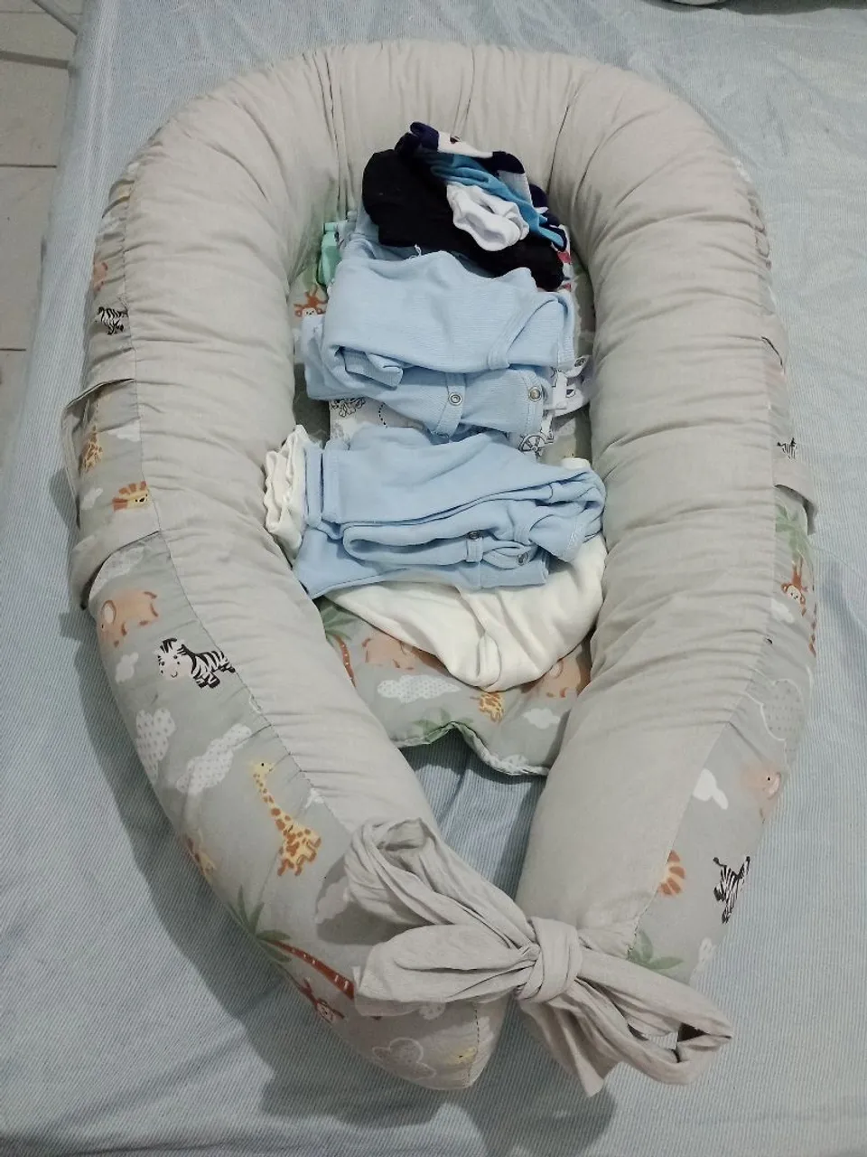 Kit de roupa de bebê + berço redutor