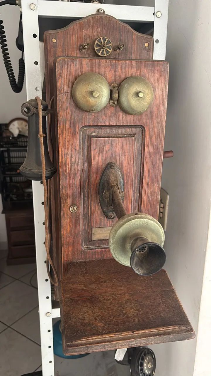 Telefone de parede antigo 