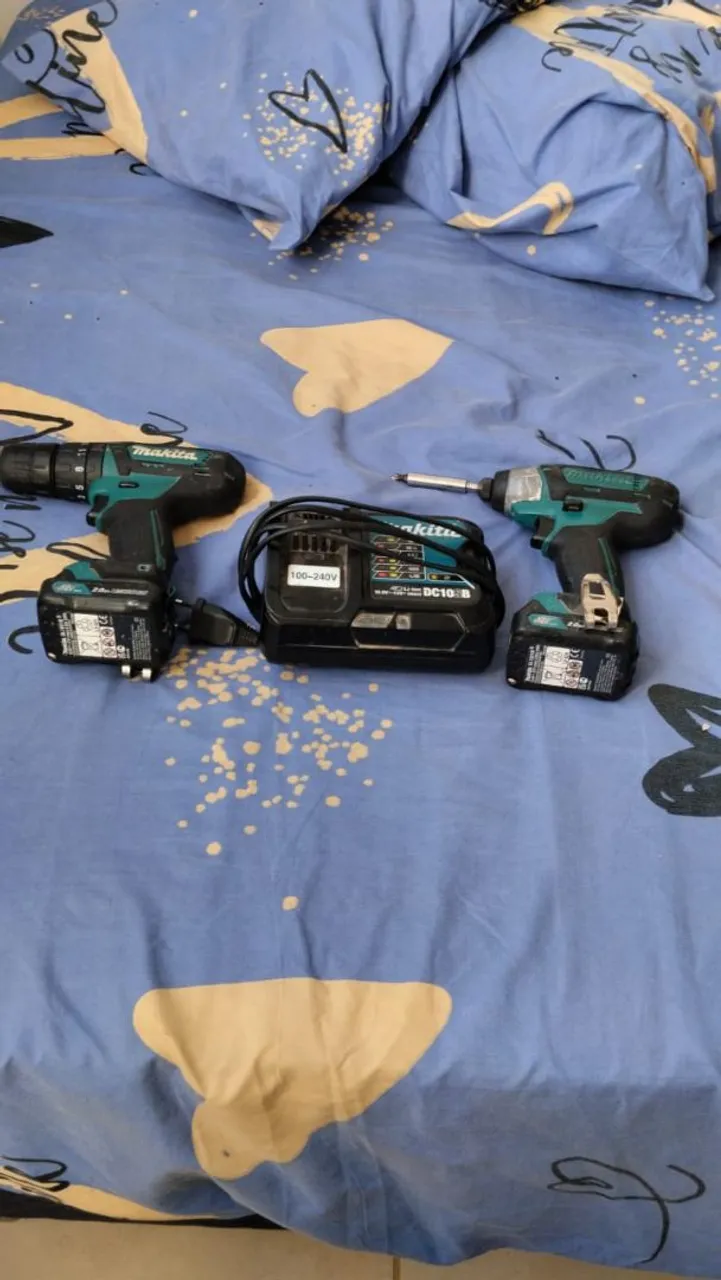 Furadeira e Parafusadeira Makita com Carregador