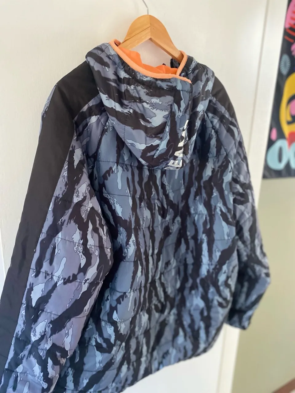 Jaqueta Camuflada com Capuz - Estilo e Conforto