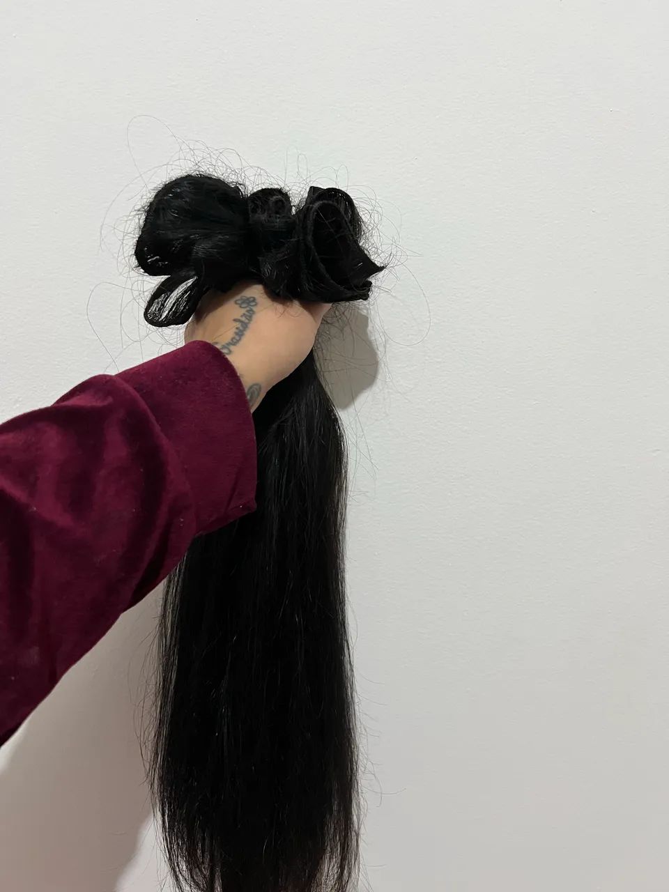 Vendo cabelo humano liso, aproximadamente 50 cm de comprimento e 200 g.