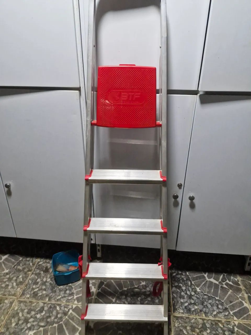 Escada 4 degraus seminova 