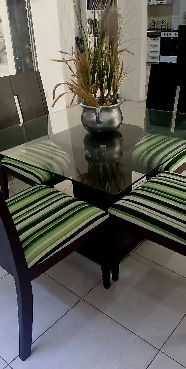 Mesa de Madeira com 4 Cadeiras  - Foto 4