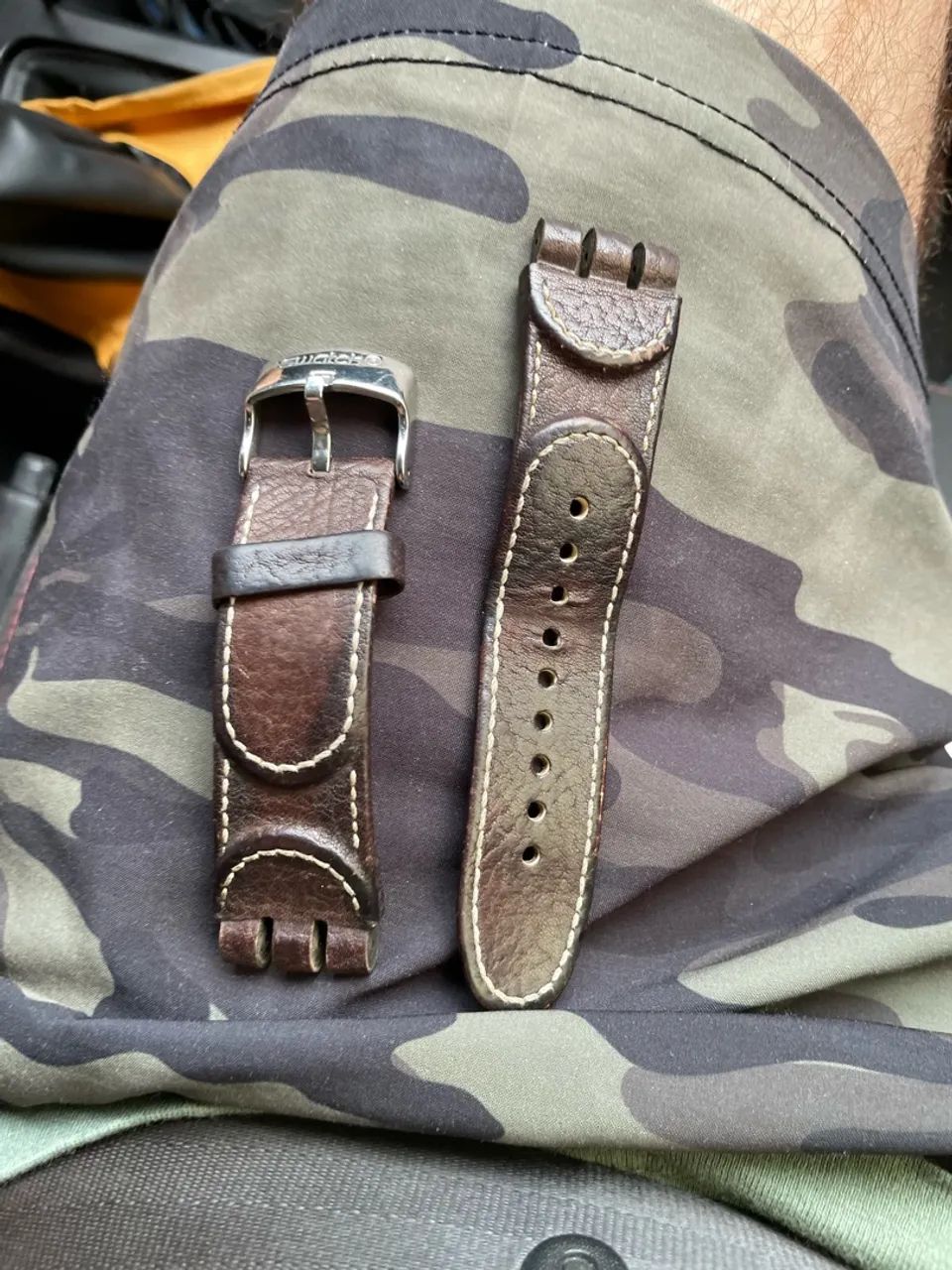 Pulseira Swatch couro marrom  - Foto 2