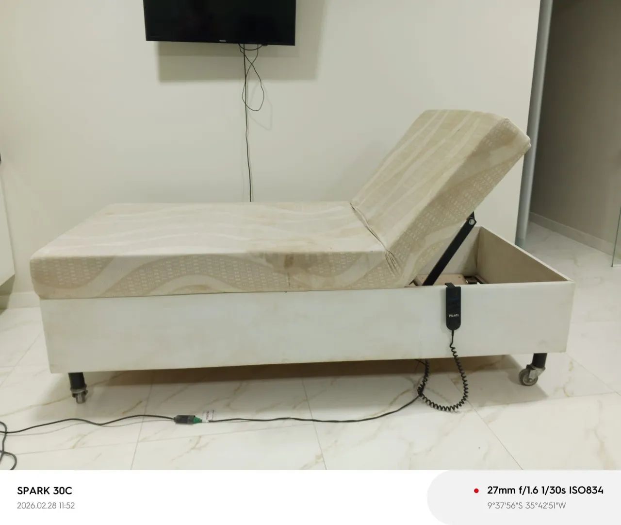 Cama elétrica com rodinhas e articulada, em ótimo estado.