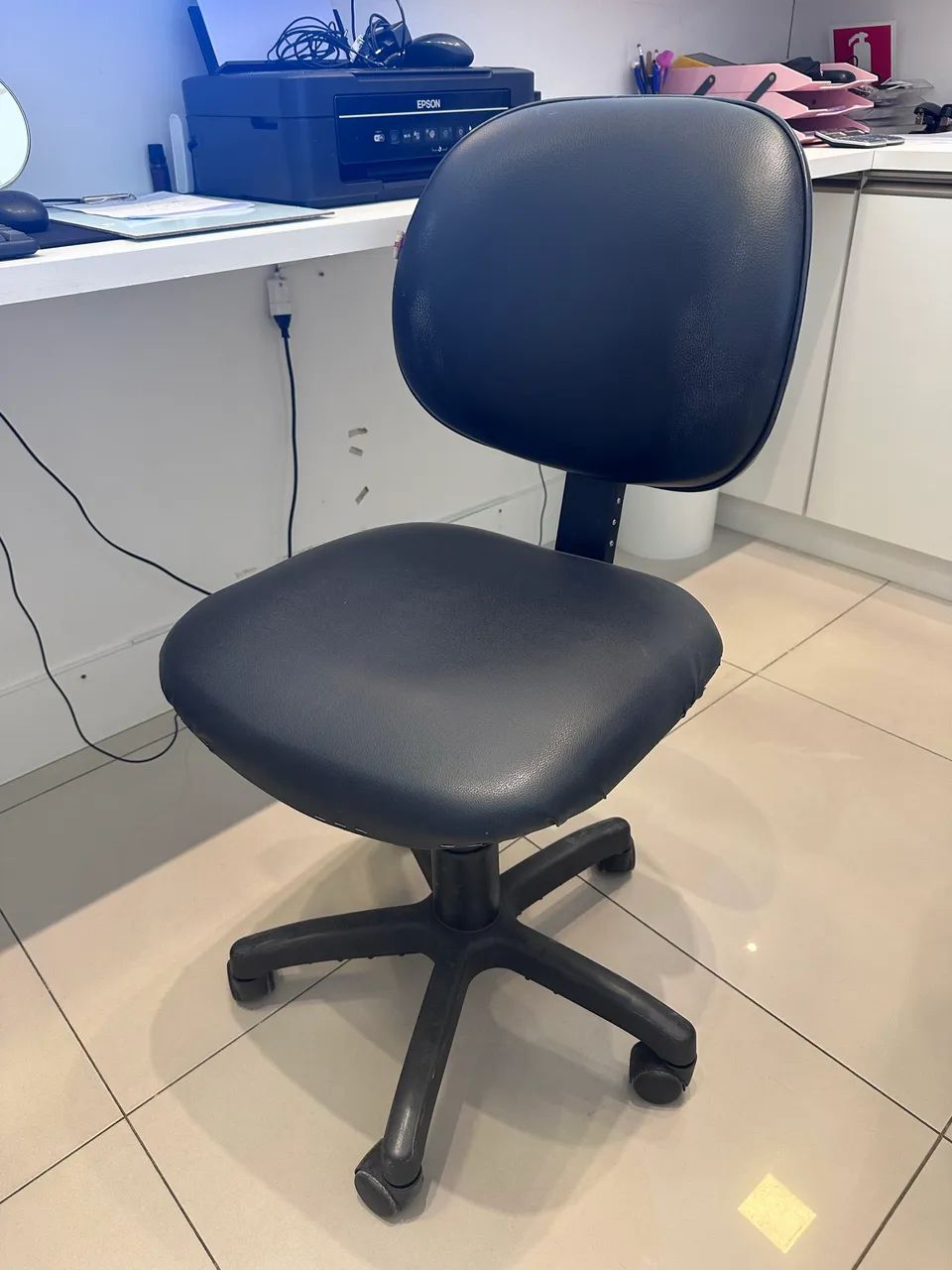 Cadeira Escritório Preta com Rodinhas - Foto 3