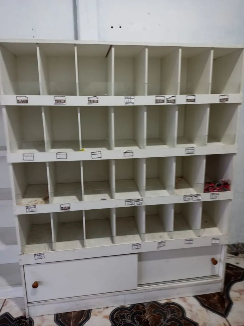 Baleiro Expositor de MDF com Nichos