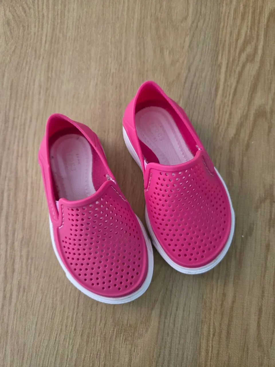 tenis slip on crocs rosa c6
