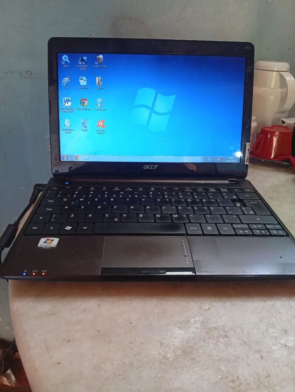 Vendo notebook Acer funcionando com o carregador ,(obs:bateria viciada)