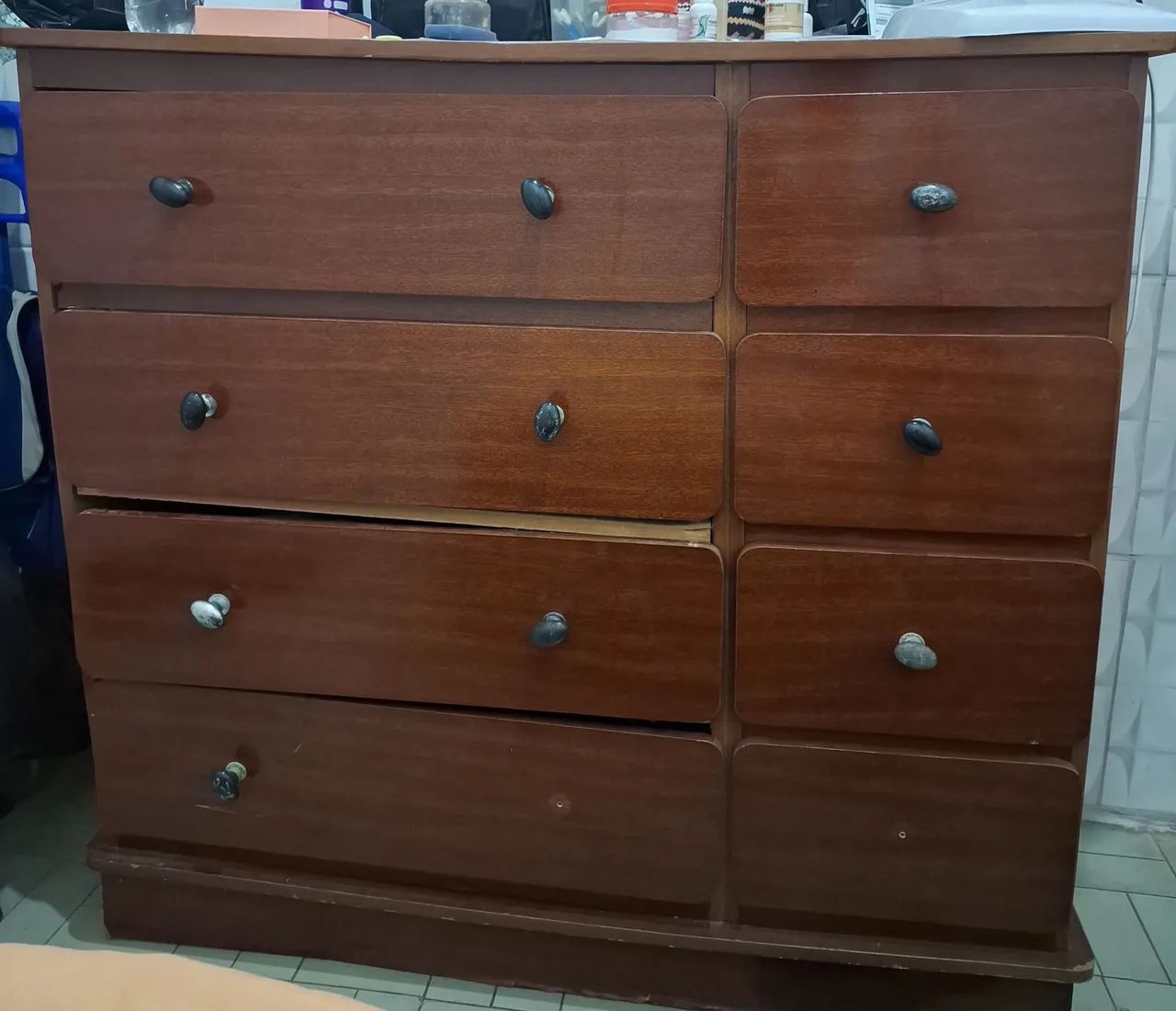 Cômoda com 8 gavetas 