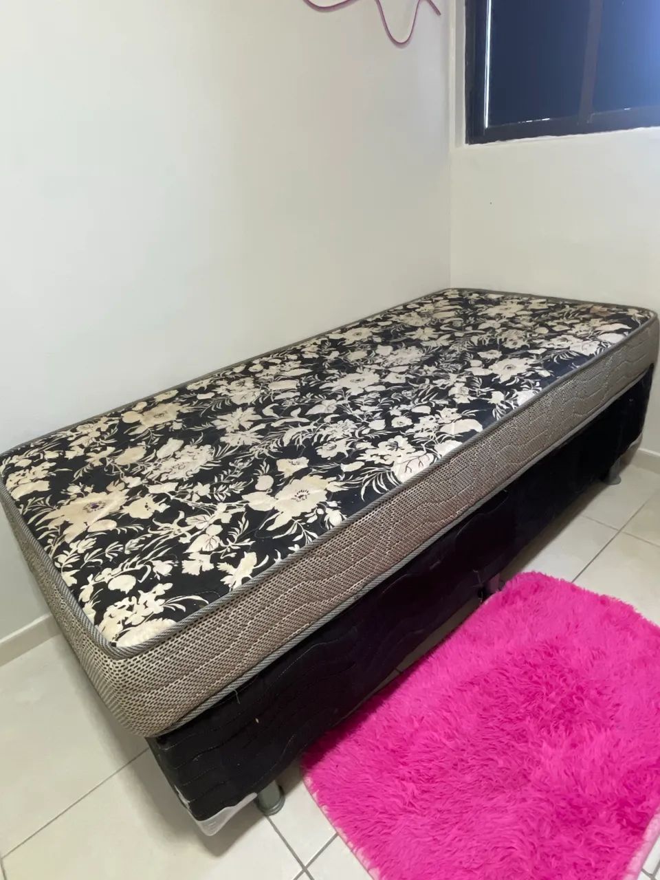 Vendo cama de solteiro com duas base semi nova 