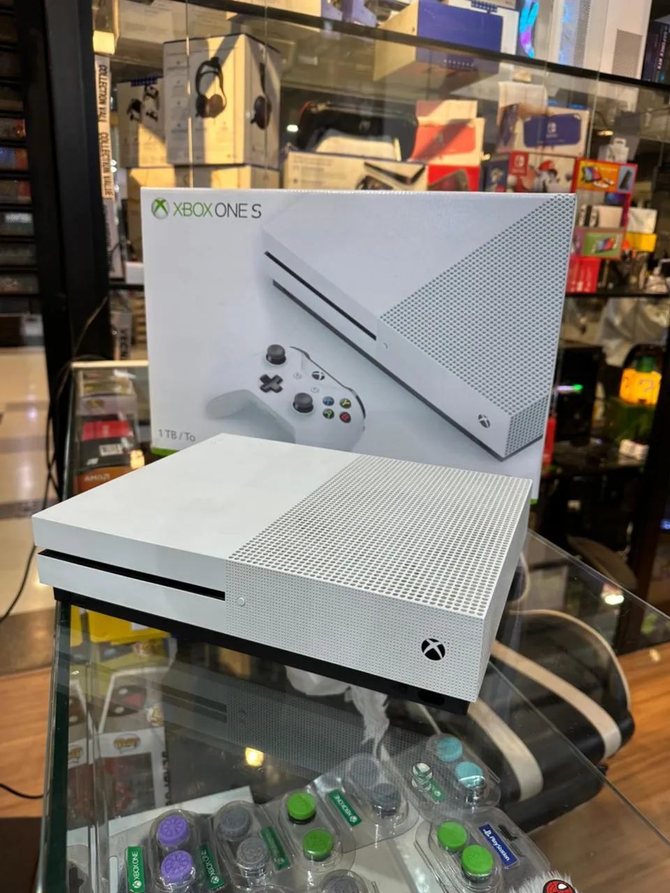 VENDO OU TROCO XBOX ONE S CAIXA E CABEAMENTO COMPLETO   - Foto 3
