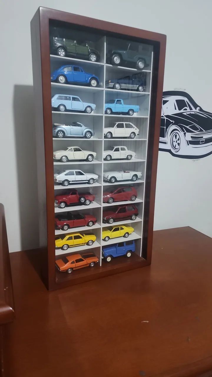 Prateleira de miniaturas.