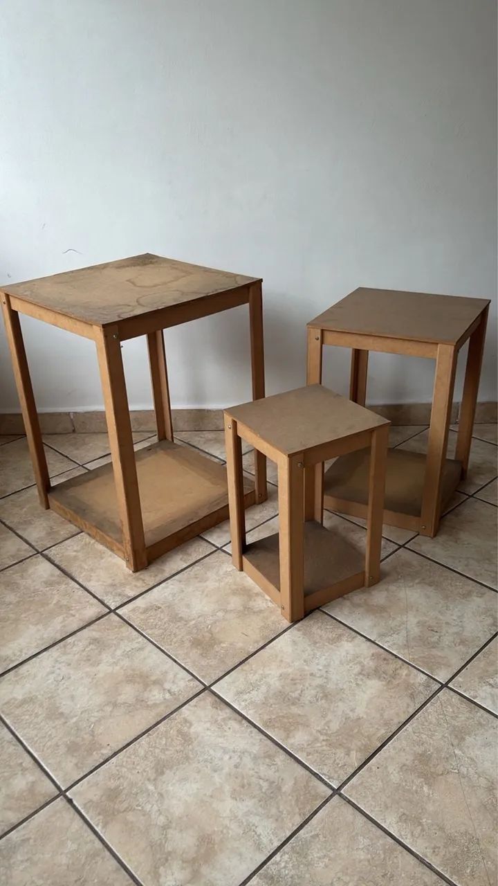 Conjunto com três mesas quadradas