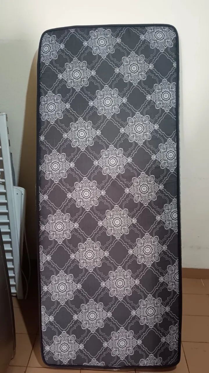 Vende se 2 camas de solteiro e 2 colchões  - Foto 2