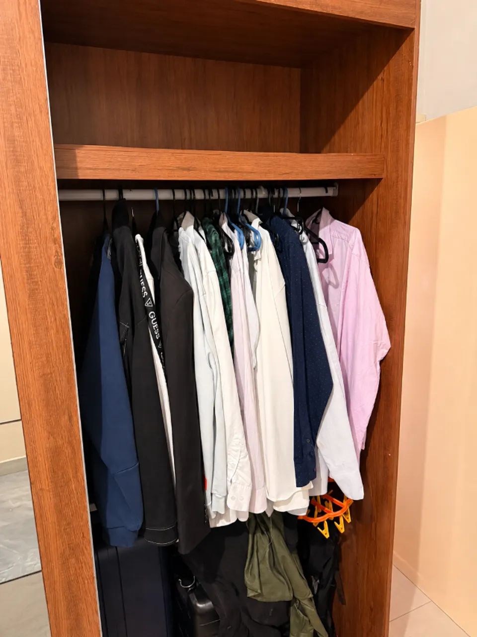 Guarda Roupa grande com gavetas e muito espaço  - Foto 3