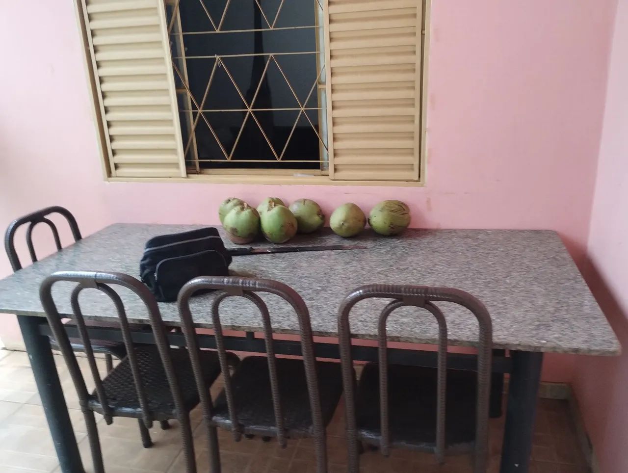 Mesa de mármore com 8 cadeiras de fibra  - Foto 4