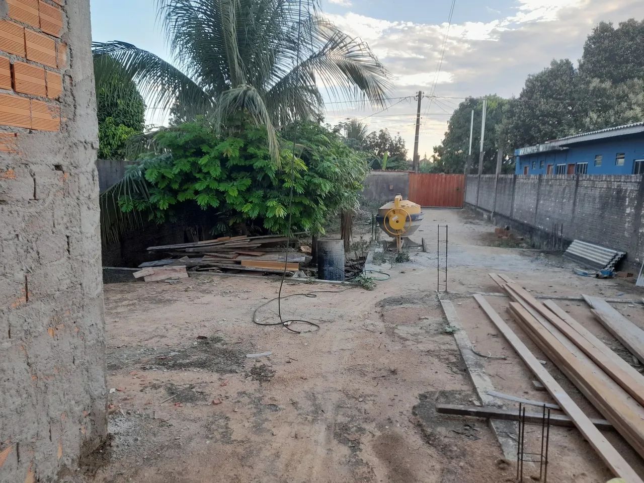Casa em construção no centro de Machadinho D'Oeste 