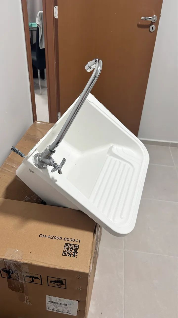 Cuba de lavar com a torneira 