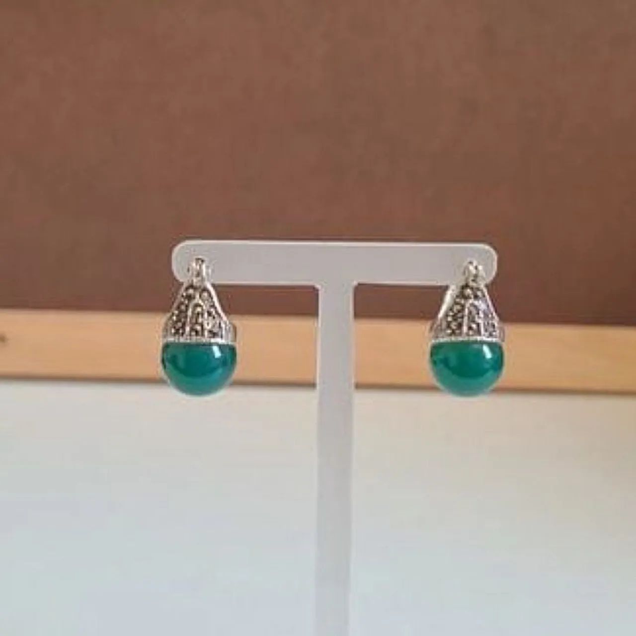 par de brinco de prata, com pedra ágata  verde e marcassitas, com pino click.