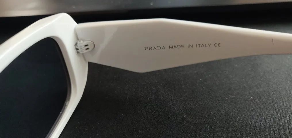 Óculos de sol Prada branco com lentes fumê linha Symbole - Foto 5