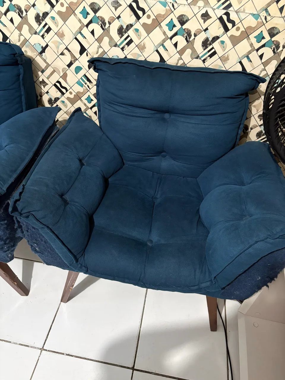 Par de Poltronas Decorativas Azul-Marinho com Pés de Madeira - Foto 5