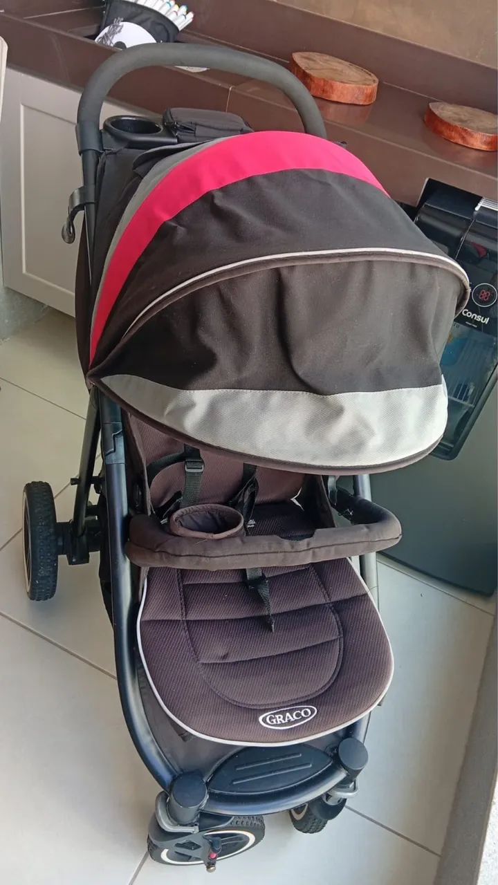 Vendo Carrinho de Bebê com Bebê Conforto - Foto 3