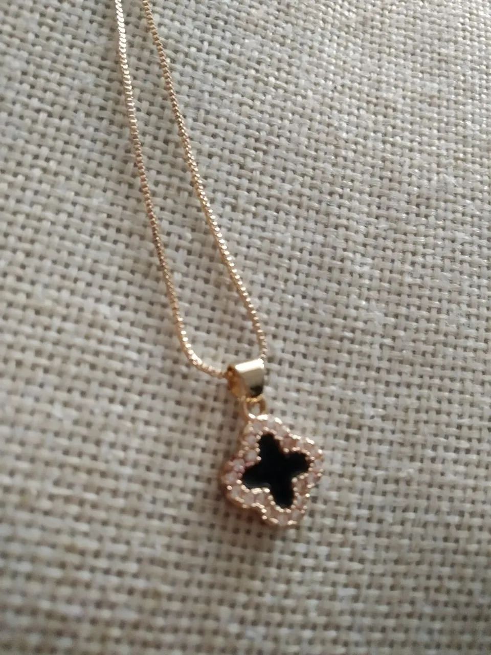 Colar dourado com trevo preto novo 