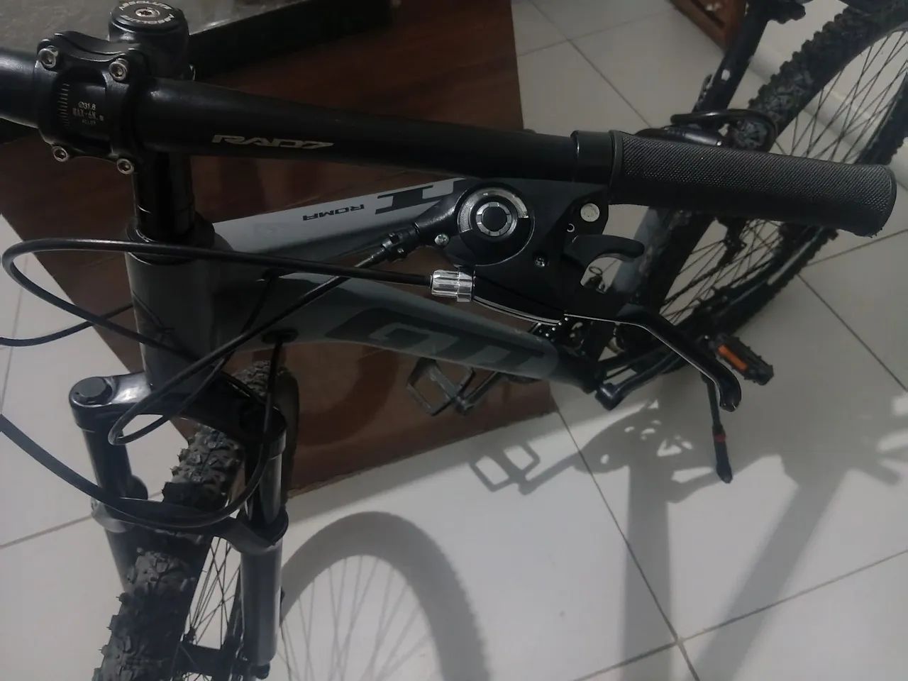 Bicicleta Aro 29 cinza GTI 800,00 pra vender logo - Foto 3