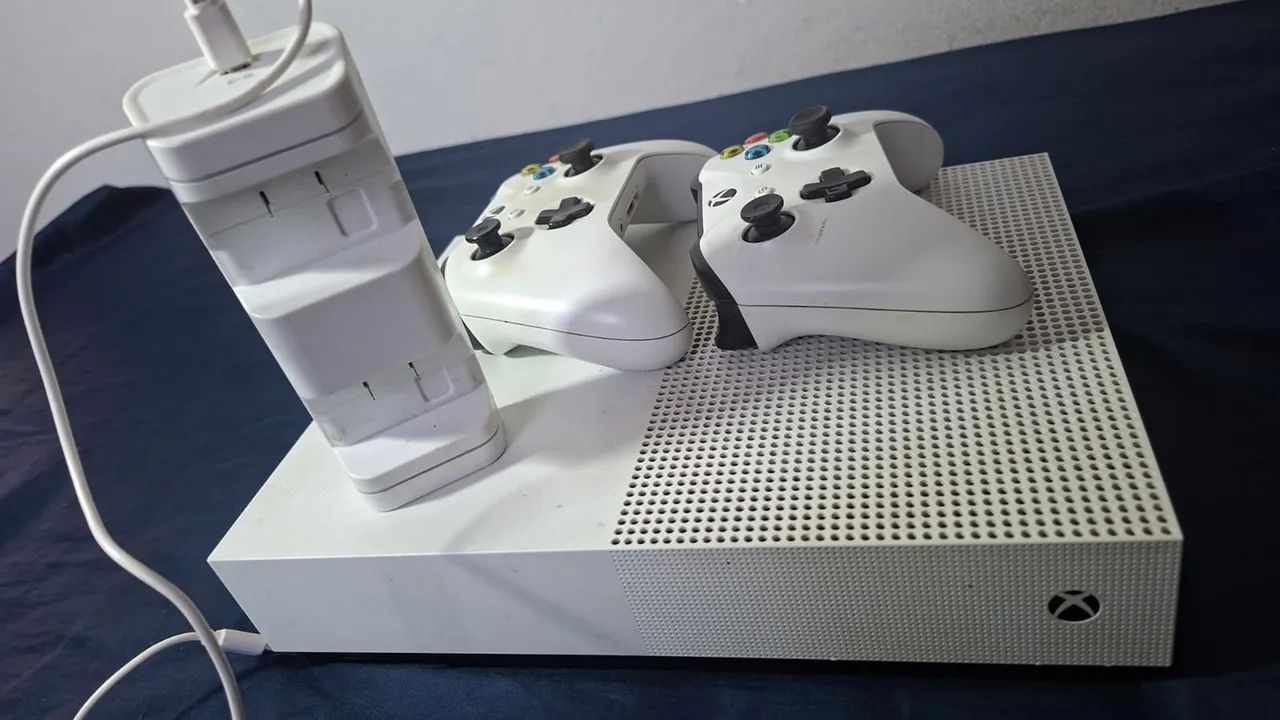 Xbox ONE DIGITAL com SSD e dois controles