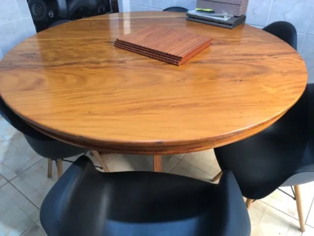 Mesa redonda de madeira com 6 cadeiras
