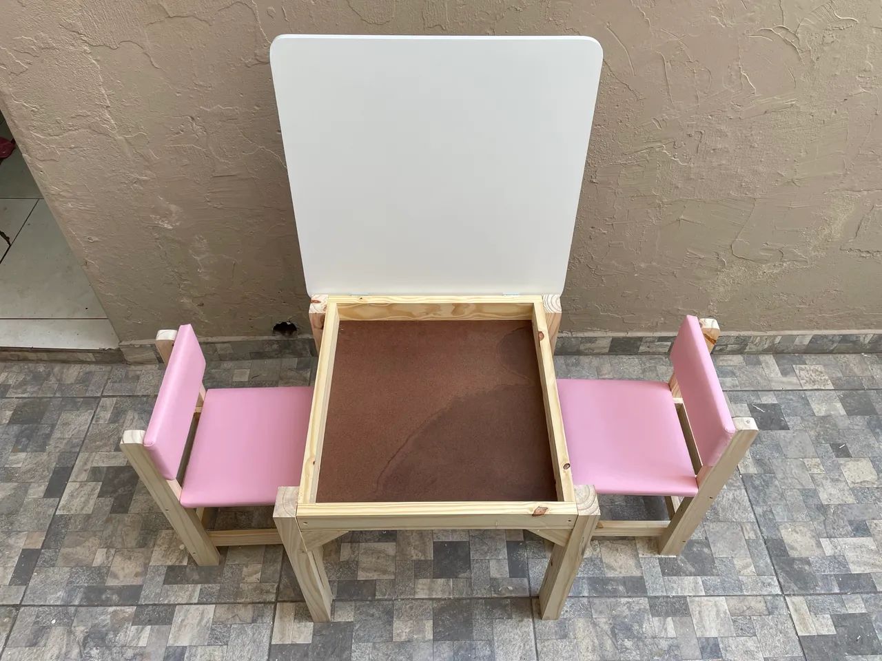 Mesa infantil de baúzinho, e cadeiras estofadas  - Foto 5