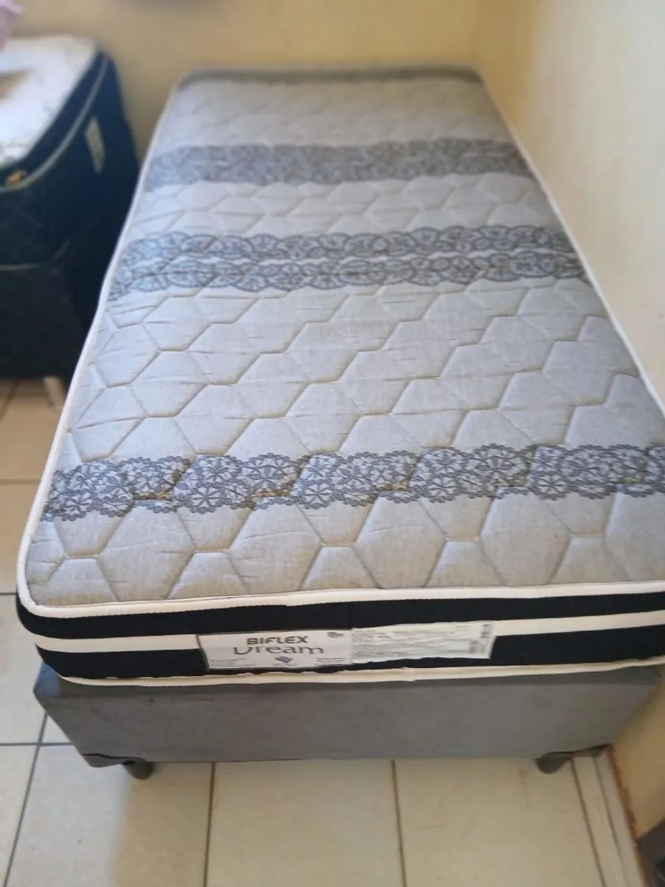 Cama de solteiro, Colchão Biflex.