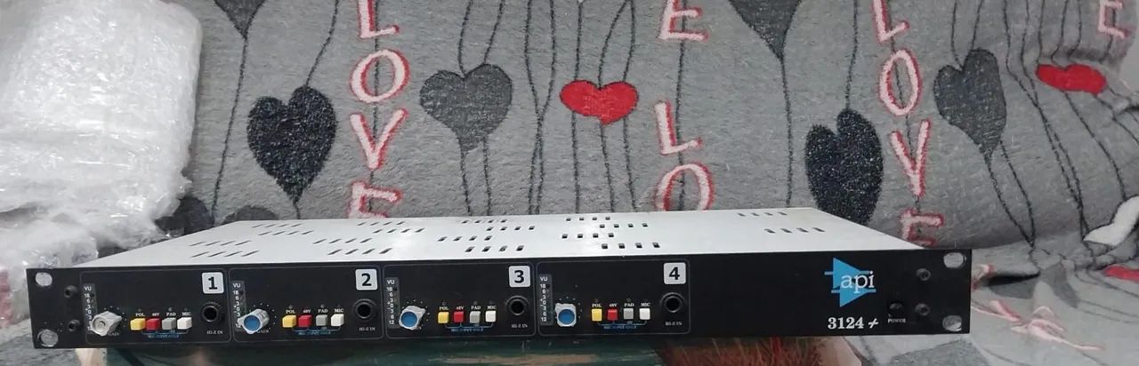 API 3124 + 4 Channel Preamp Mic Pré Amplificador  - Foto 4