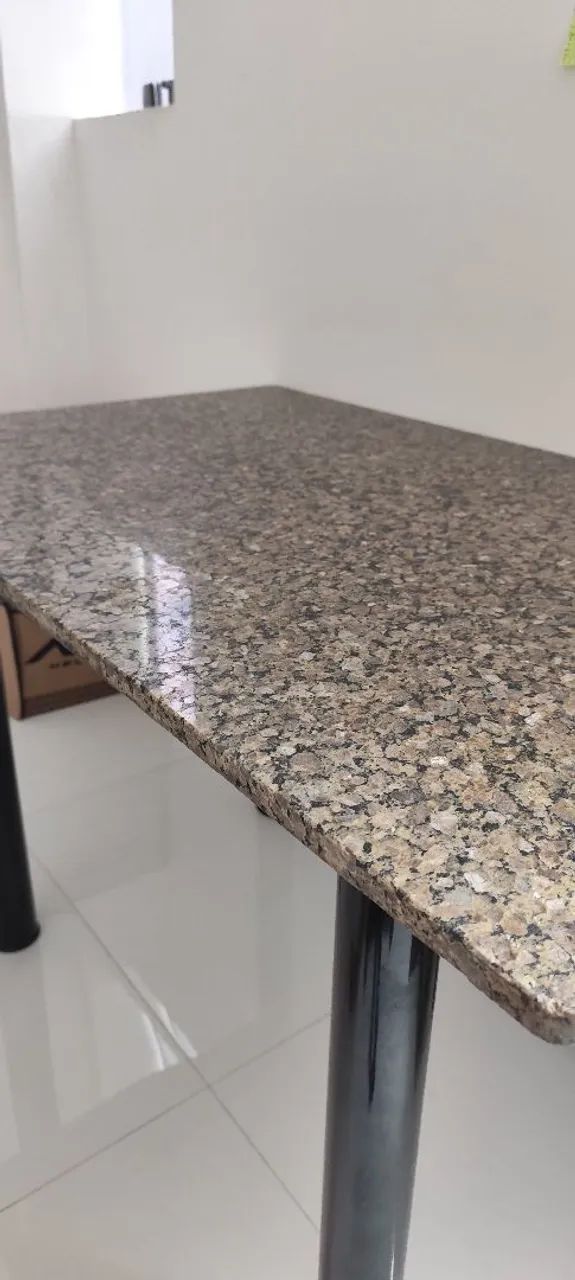 Mesa de quatro cadeiras com tampo de mármore.  - Foto 5