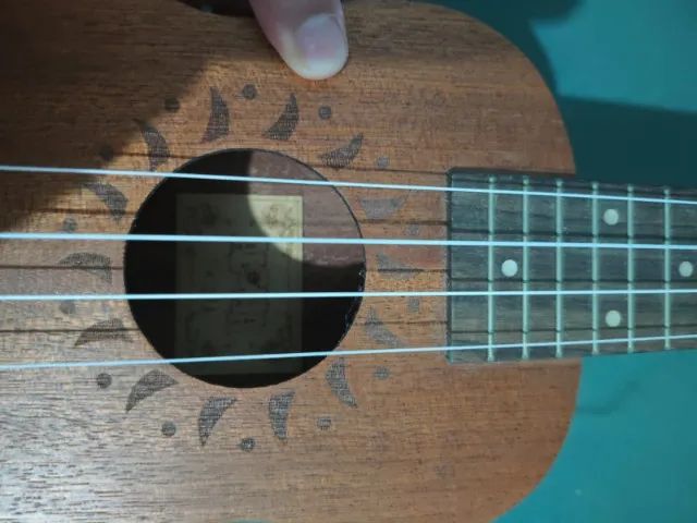 Ukulele Concert Acústico Aloha com capa e capotraste - Foto 3