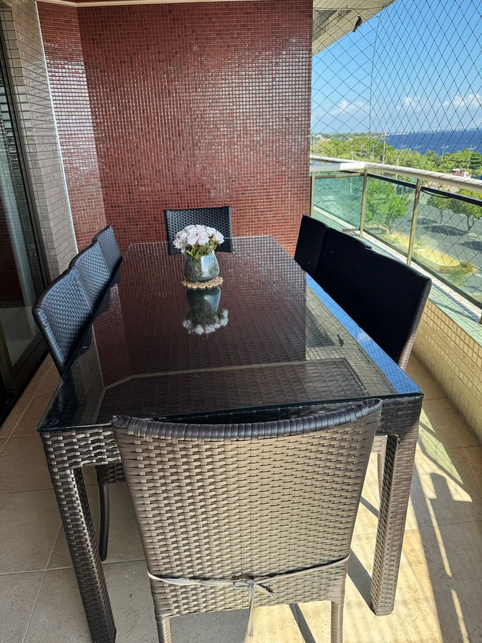 Vendo uma mesa  elegante com oito cadeiras - Foto 2