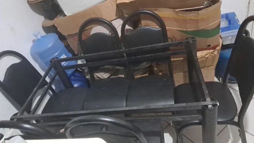 Mesa de jantar tubular com seis cadeiras  - Foto 2