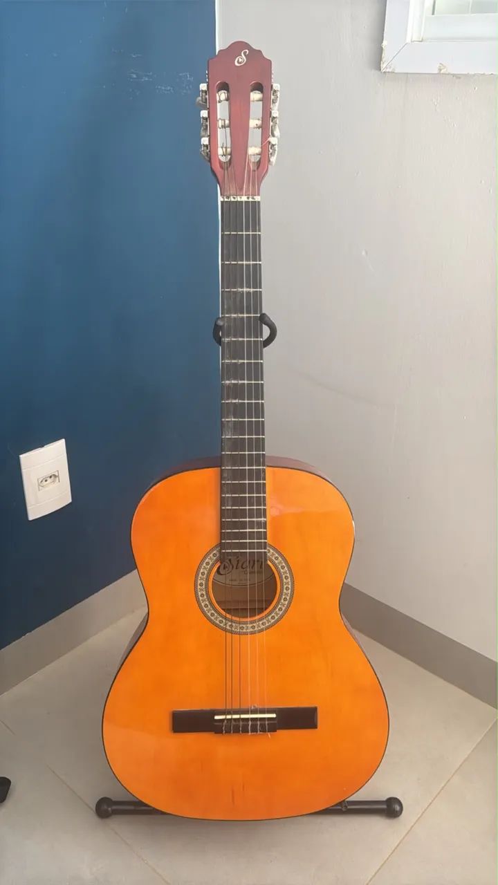 Violão com suporte