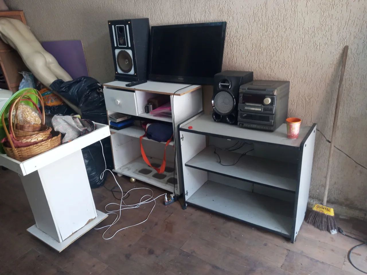 Grande quantidade de eletrónicos e produtos