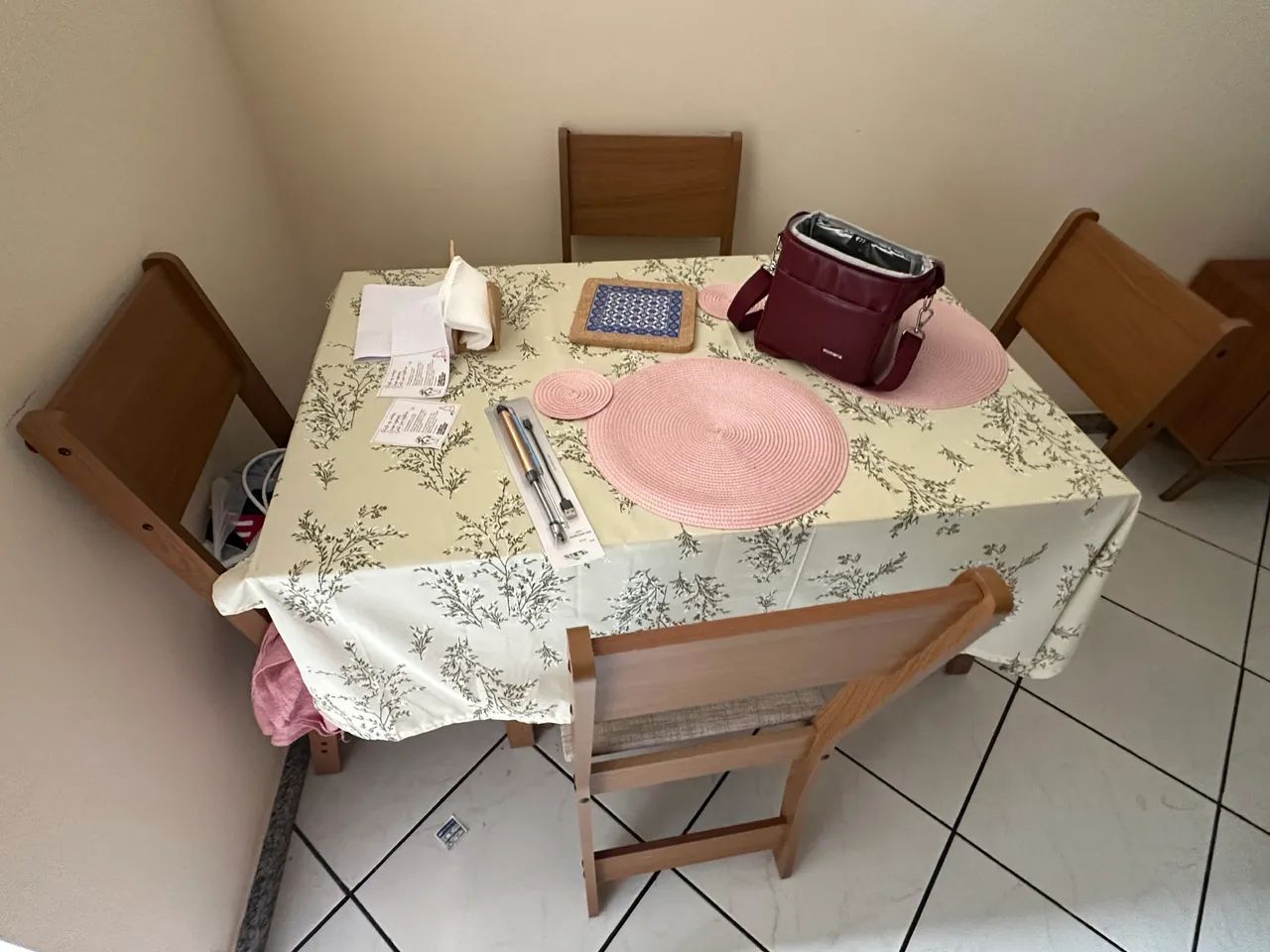 MESA RETANGULAR E 4 CADEIRAS PRODUTO NOVO 