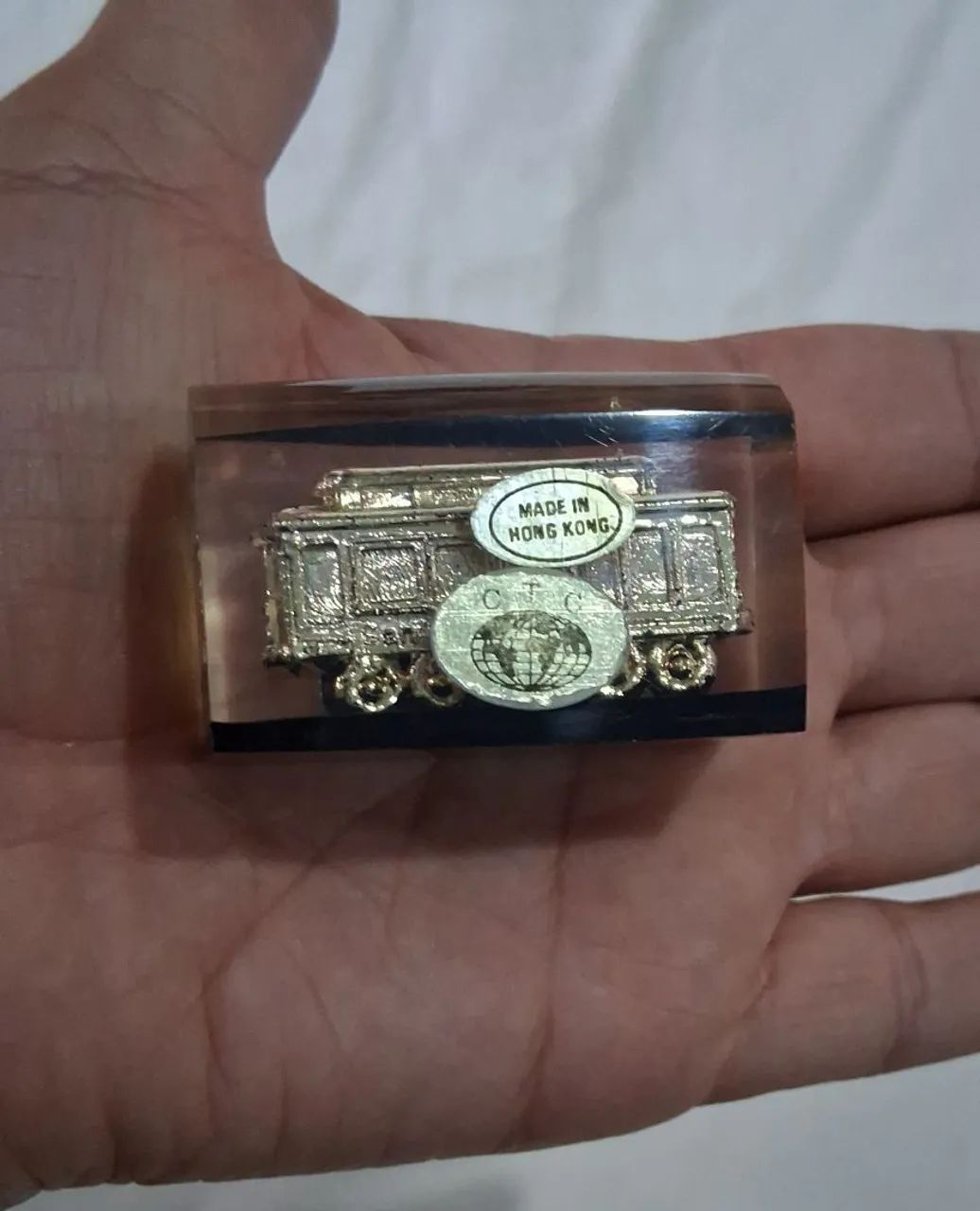 Miniatura dourada de um vagao de trem San Francisco  - Foto 3