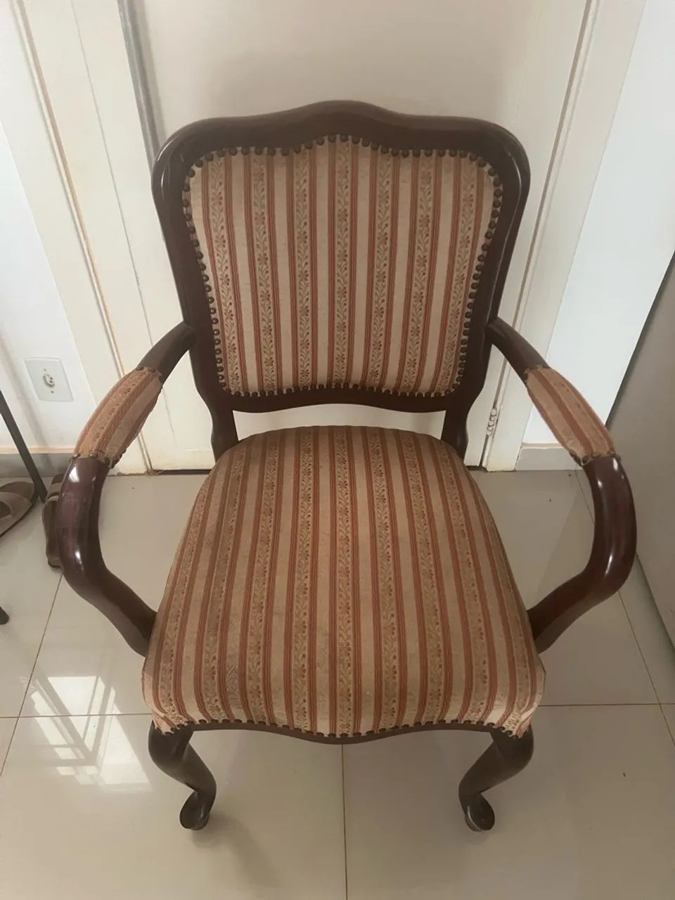 POLTRONA CLÁSSICA À VENDA 