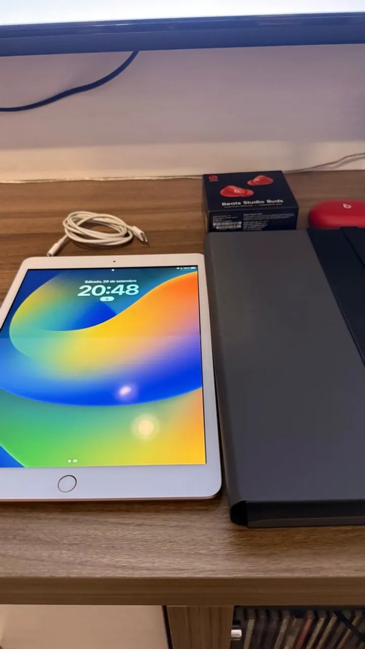 Ipad 9ª geração com teclado logi e beats ear buds