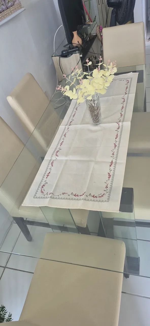 Mesa de jantar com tampo de vidro e 6 cadeiras  - Foto 4