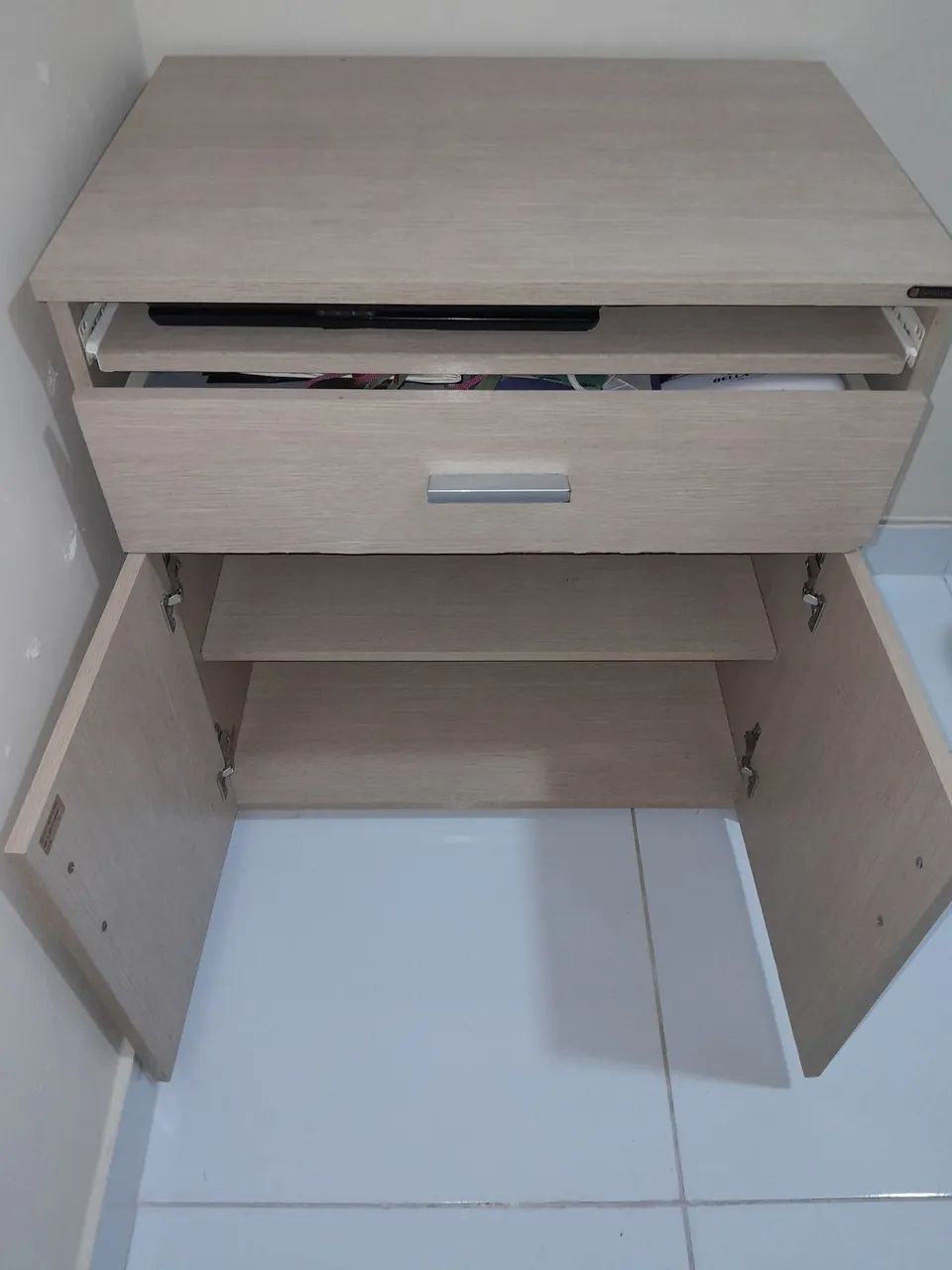 Escrivaninha com gaveta e suporte imbuído para teclado, duas porta com prateleira.