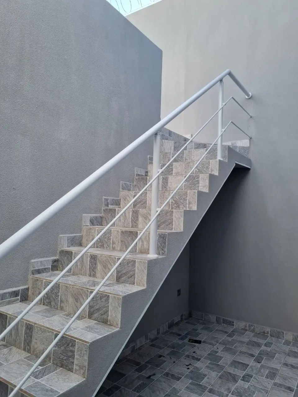 Casa Moderna com Quintal e 2 Vagas de Garagem - Foto 5