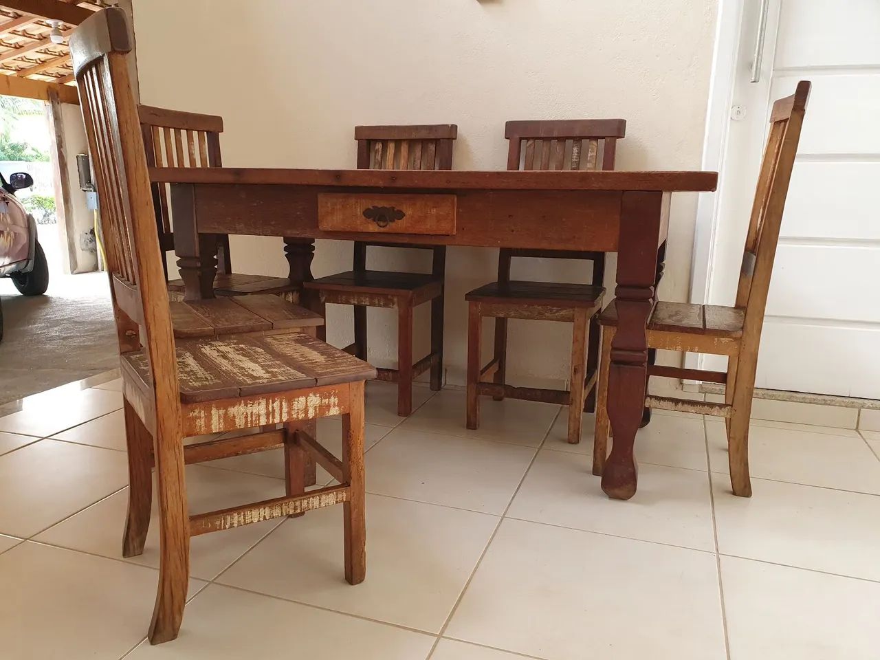 Mesa com 1 gaveta e 6 cadeiras de madeira demolição  - Foto 3